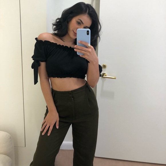 Black crop top with bow tie on the sides - Picture 5 of 5